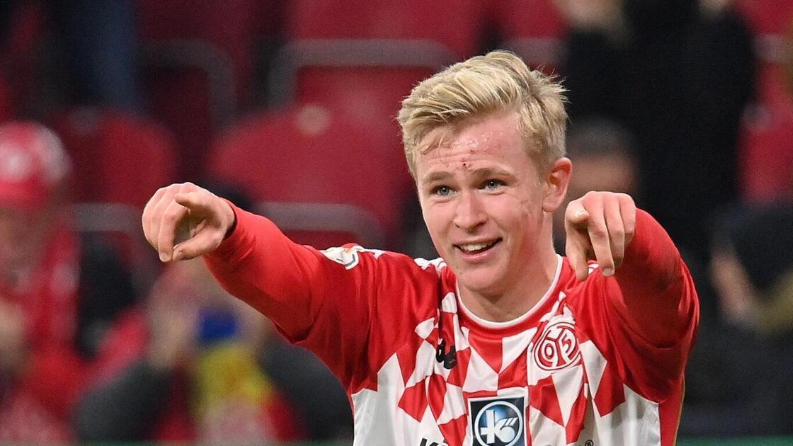 问鼎游戏-包含门兴格拉德巴赫迎德甲关键赛，训练课后防线松动，气氛紧张，纪律约束更严格的词条