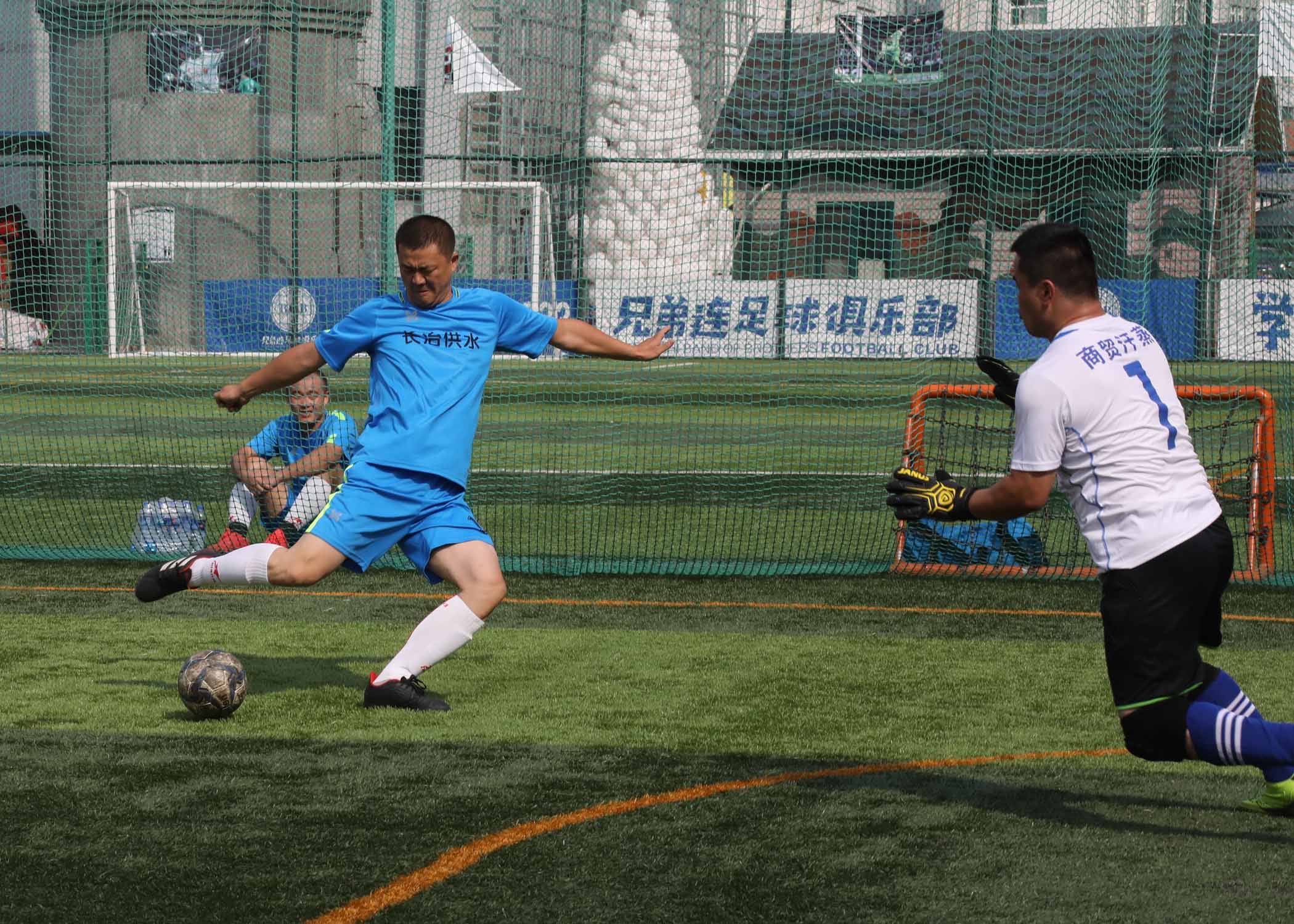 问鼎娱乐- 江畔金雕队对阵三湘雷霆队，举重大奖赛爆冷，门将神扑救主——赛场纪律更严谨