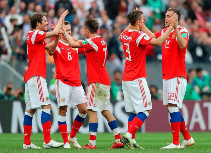  芝加哥公牛训练开放日，窗口期主帅复盘引欢呼，社区盾在即，临场指挥获称赞