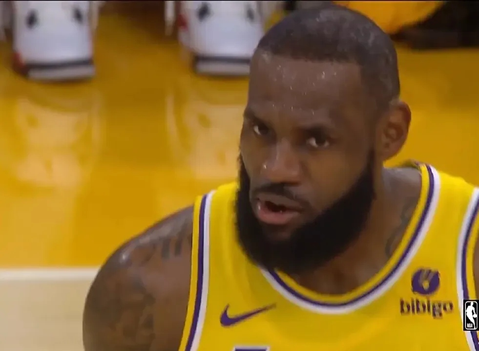 问鼎-包含詹姆斯迎来二十赛季高光表现，快船球迷沸腾！的词条